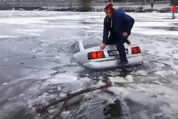 Un moldovean s-a trezit cu mașina sub gheață, după ce s-a aventurat cu autoturimul pe un lac înghețat