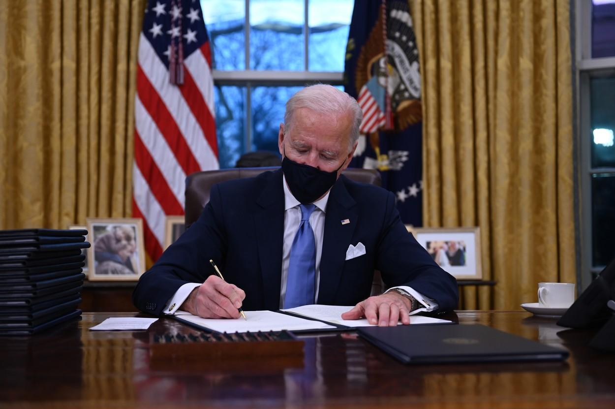 Joe Biden semnează 17 decrete prezidențiale
