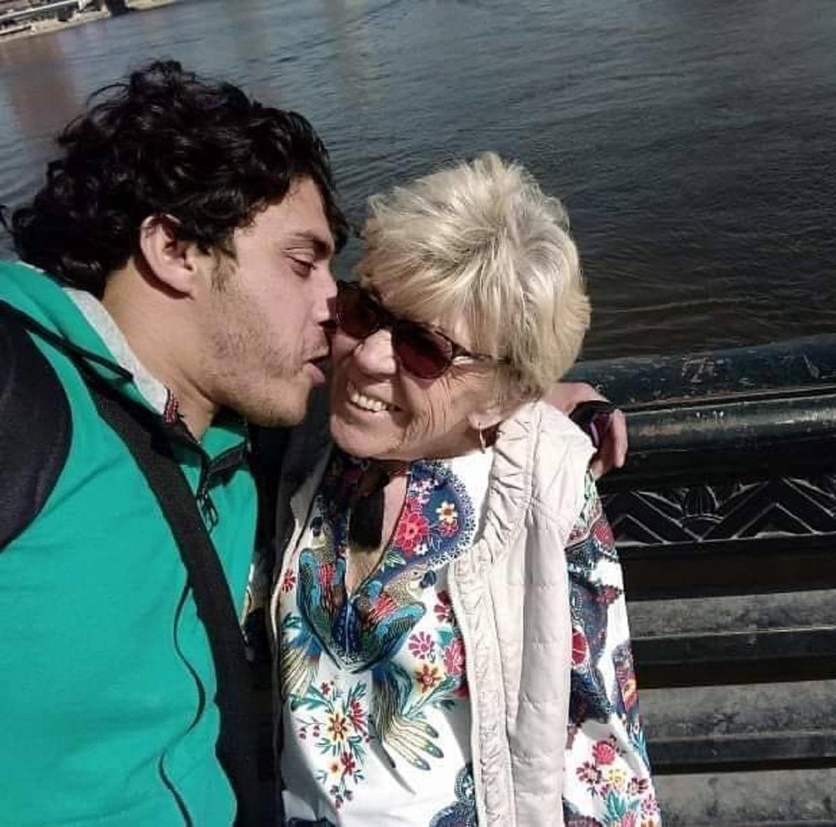 Iris Jones, alături de Mohamed Ahmed Ibriham în timp ce el o sărută pe obraz