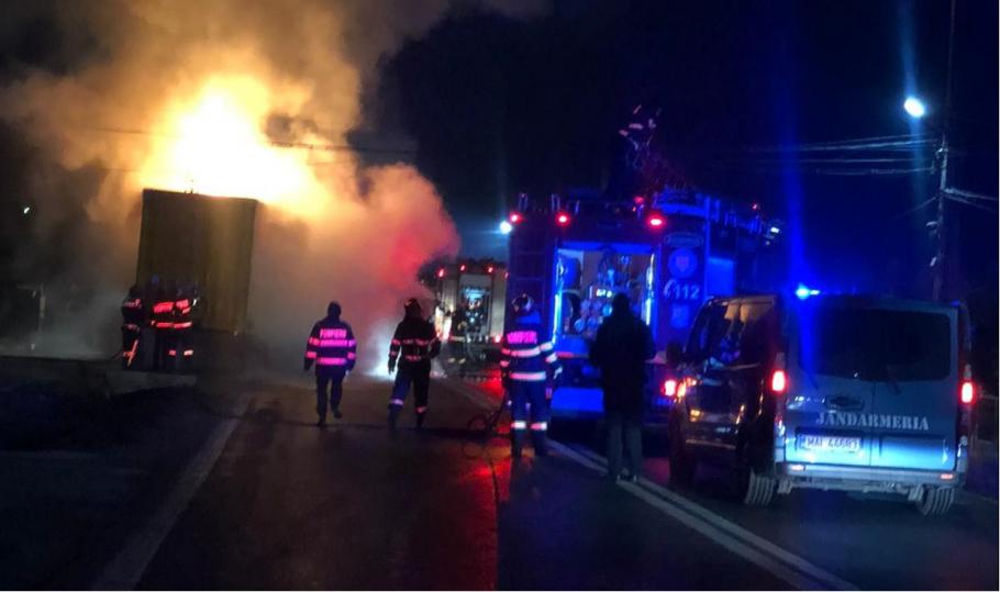 Un TIR plin cu bumbac a luat foc în trafic, în apropiere de Râmnicu Vâlcea Incendiul s-a produs pe raza localităţii Bujoreni