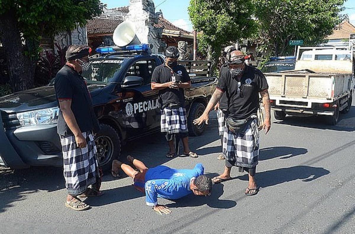 Turiştii din Bali care nu au bani să plătească amenda pentru nepurtatul măştii sanitare ajung să facă flotări sau să măture strada Ofiţerii de poliţie se plâng că amenda este mult prea mică
