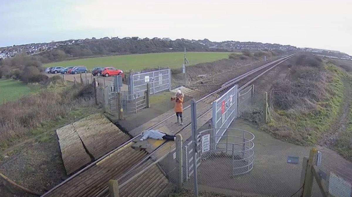 Captură video Captură video cu cele două femei pe şinele de tren