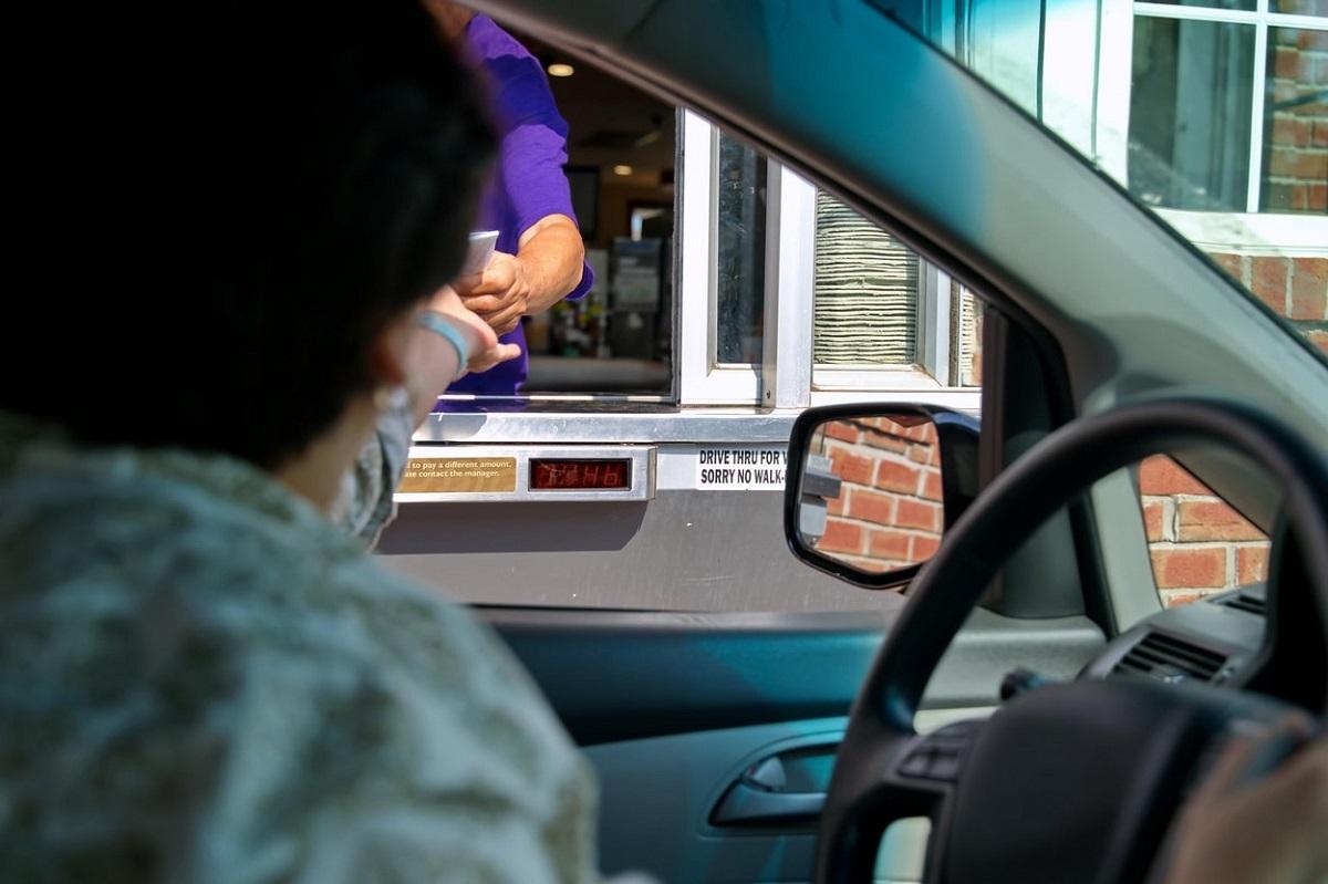 O femeie furioasă a chemat poliţia, după ce a ratat la minut oferta de mic dejun a unui fast-food Reacţia poliţiştilor nu a fost în concordanţă cu aşteptările femeii