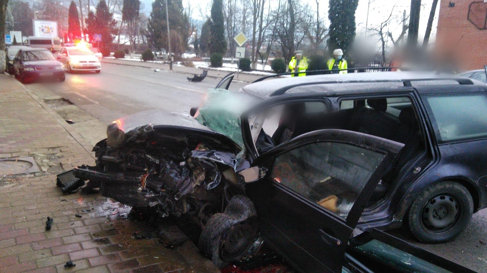 Accident grav între un Audi şi un Volkswagen, în Vatra Dornei