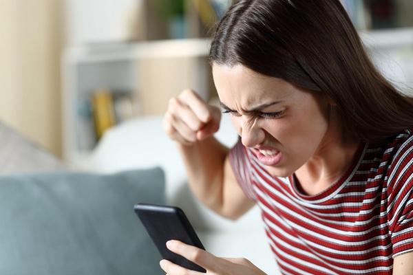 Soţia nu s-a recunoscut în pozele mai vechi din telefon