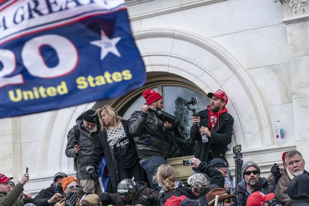 Suporterii lui Donald Trump au luat cu asalt clădirea Congresului american Suporterii lui Donald Trump au luat cu asalt clădirea Congresului american