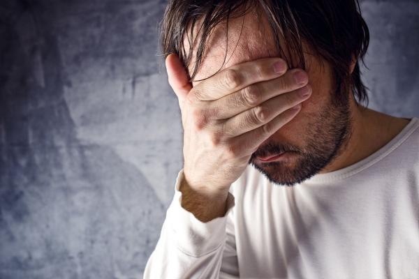Gest ciudat al unui bărbat din Maramureş, după ce şi-a bătut soţia. El a fost găsit înjunghiat în piept, poliţiştii au deschis dosar de tentativă de omor