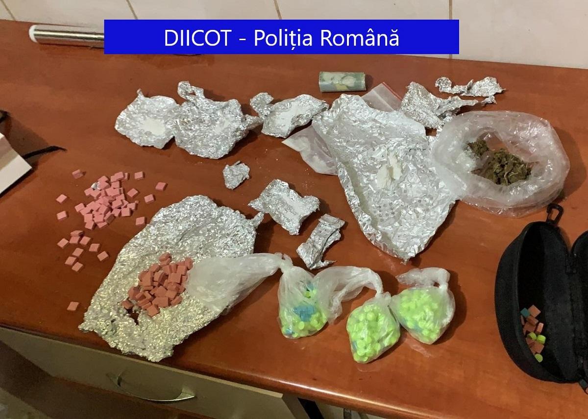 Traficanţi din Baia Mare, prinşi în flagrant în timp ce vindeau droguri de mare risc Traficanţii de droguri din Baia Mare au fost arestaţi preventiv