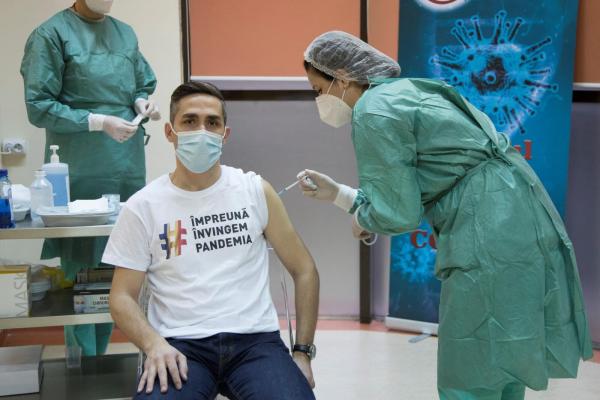 Lt. col. medic dr. Valeriu Gheorghiţă s-a vaccinat cu doza de rapel. Coordonatorul campaniei naţionale de vaccinare Covid a purtat un tricou cu mesaj