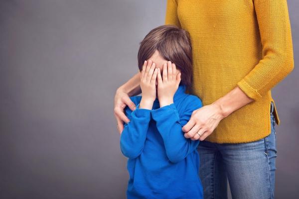 Copil de 9 ani luat cu salvarea, bătut crunt de iubitul mamei, iar femeia a spus că băieţelul s-a lovit singur. De fapt, bărbatul îi bătuse pe amândoi