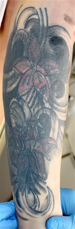Tatuaj cu flori pe piciorul drept al victimei