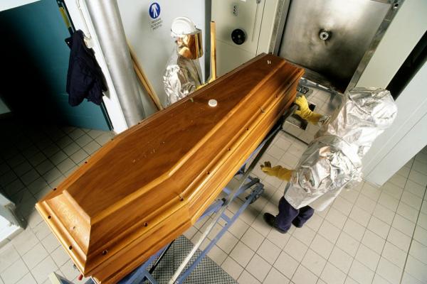 O anchetă a fost deschisă în acest caz, pentru a afla cum a fot posibil ca femeia să fie declarată decedată de către medici, deşi se afla încă în viaţă