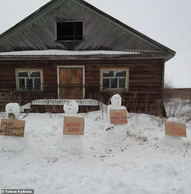 Oameni de zăpadă cu pancarte cu mesaje anti-Putin