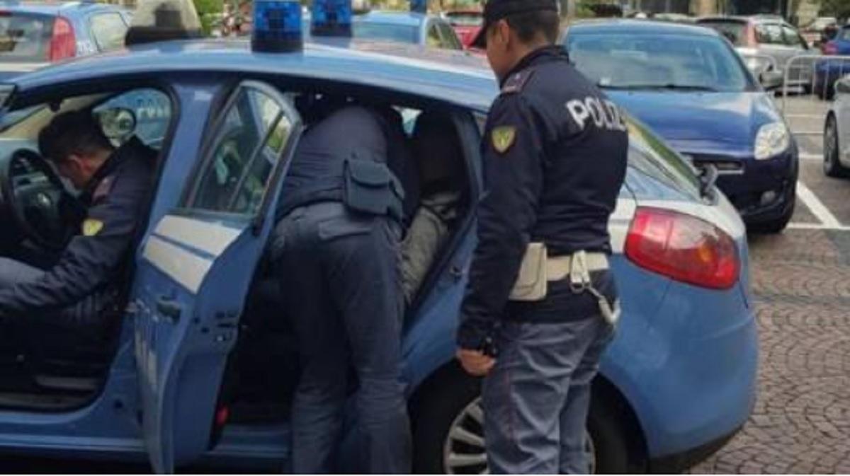 Un român care a spart vitrina unui magazin din Milano, pentru a pune mâna pe câteva bijuterii, a fost arestat Românul implicat în acest caz are 23 de ani