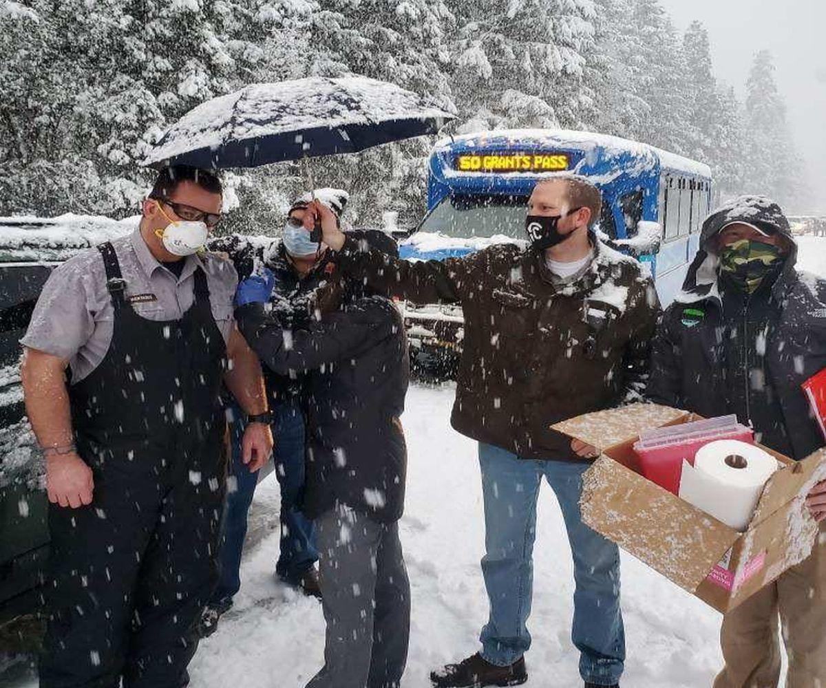 Șoferi vaccinați anti-Covid în Oregon, după ce au rămas înzăpeziți pe autostradă cu medicii de la un centru de vaccinare