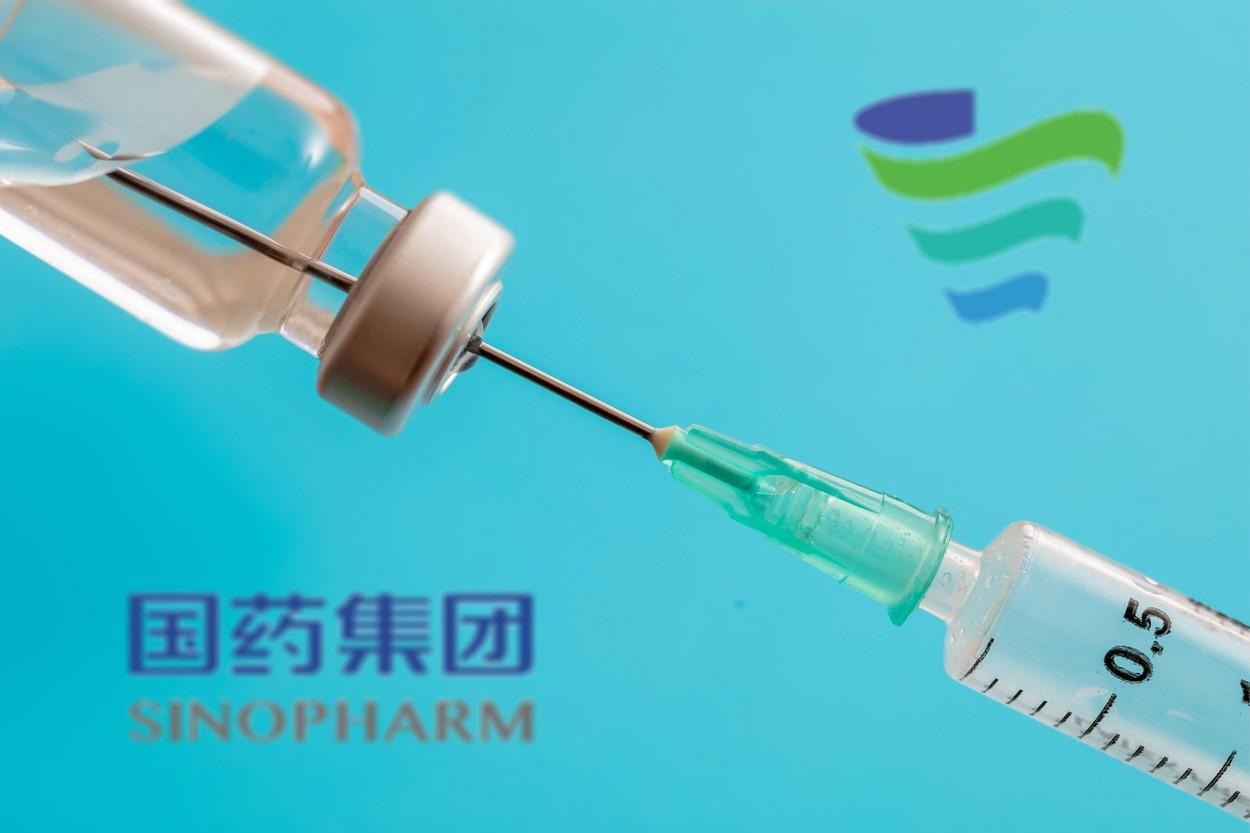Vaccinul Sinopharm a fost aprobat în Ungaria Vaccinul chinez Sinopharm pe un fundal albastru cu o seringă