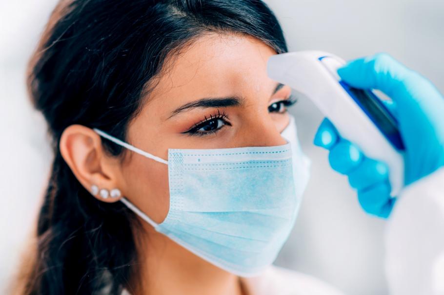 definiția cazurilor de coronavirus femeie testată cu un termometru electronic