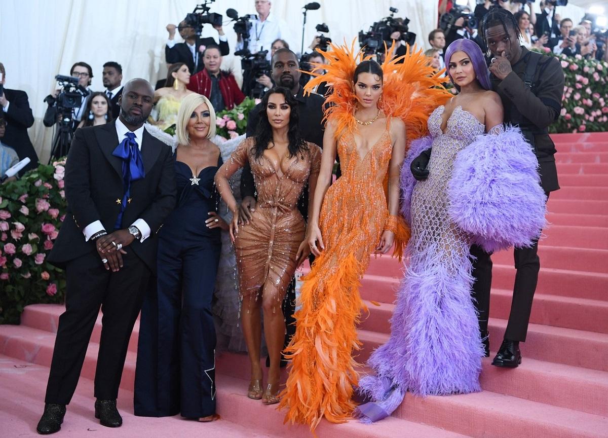 Familia Kardashian în rochii şi costume de gală