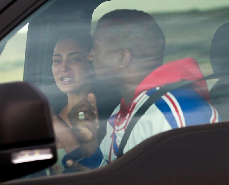 Kanye West şi Kim Kardashian, certându-se în maşină
