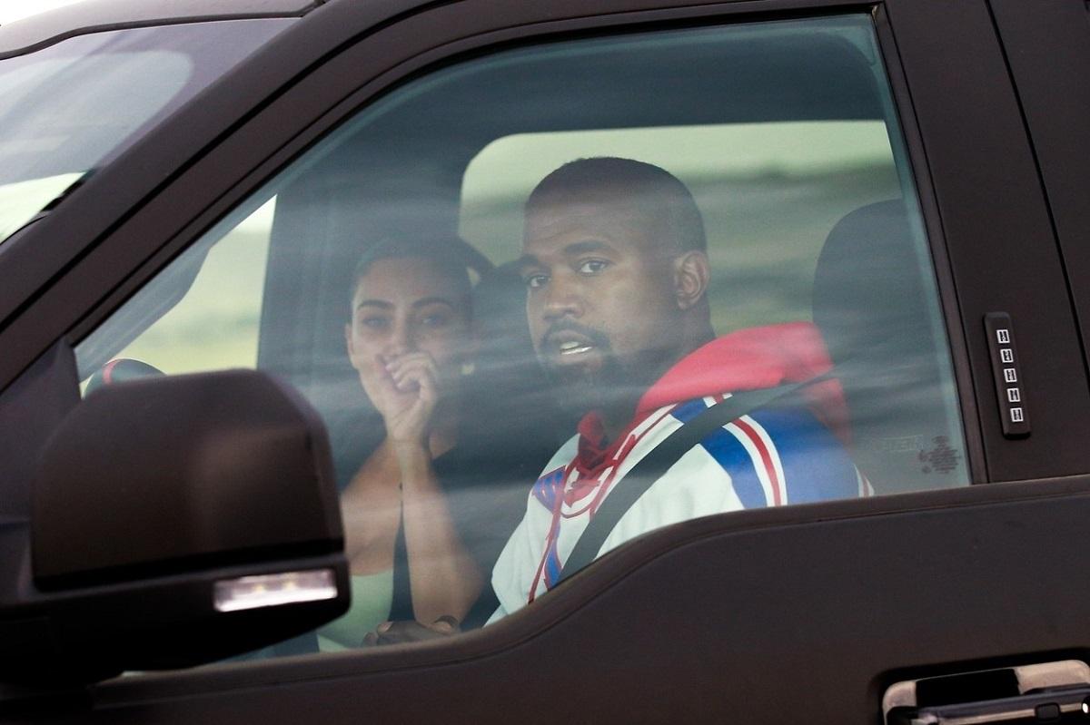Kanye West şi Kim Kardashian, certându-se în maşină