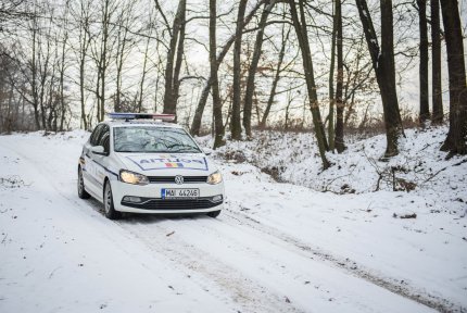 Maşină de poliţie în zăpadă