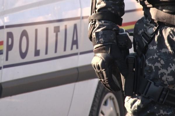 Sucevean găsit de poliţişti bătându-şi copilul, care striga sfâşietor după ajutor. Anterior, bărbatul şi-a bătut soţia şi socrii