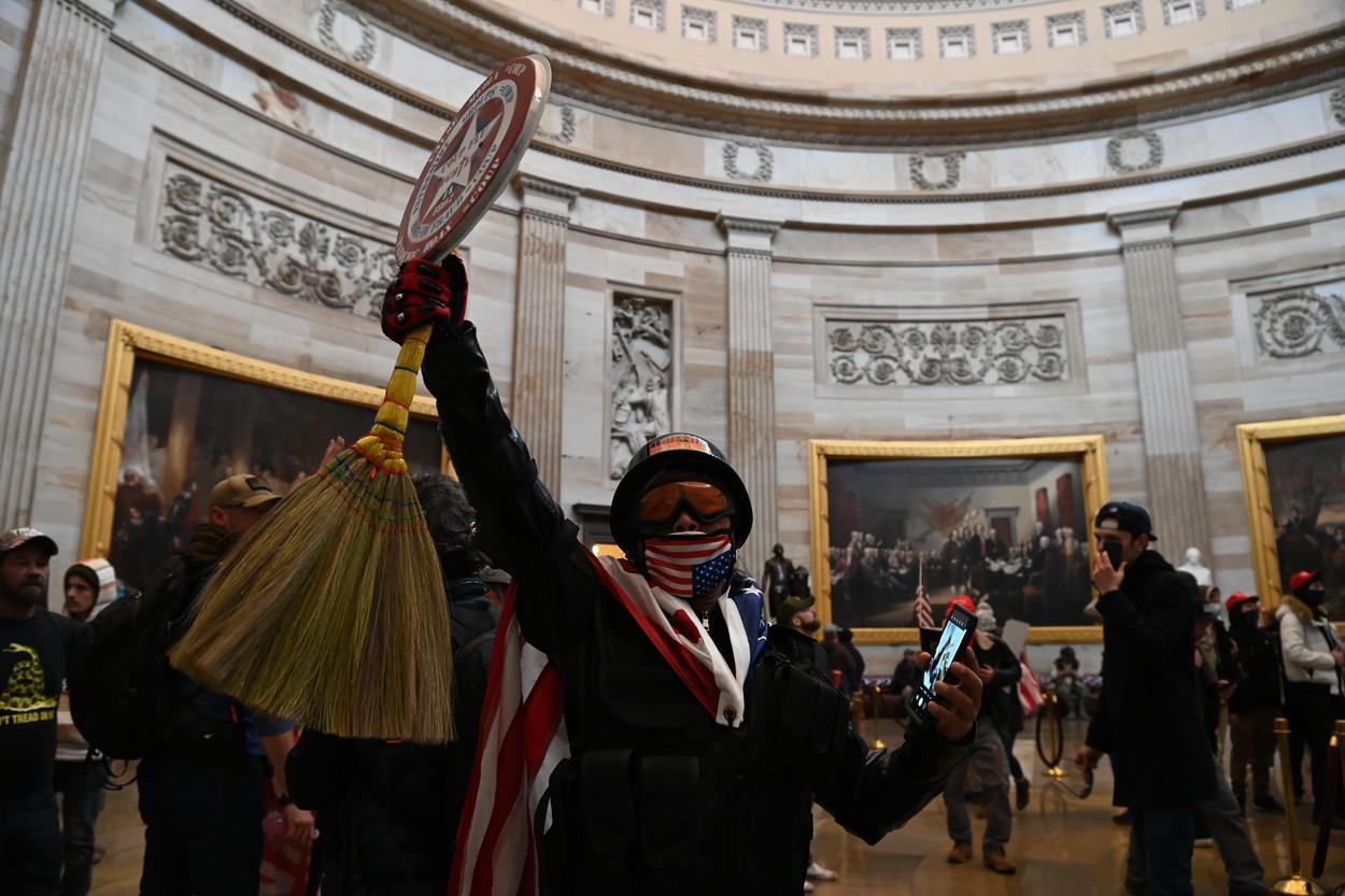 Susținătorii lui Trump, în clădirea Capitoliului, după confruntările cu forțele de ordine