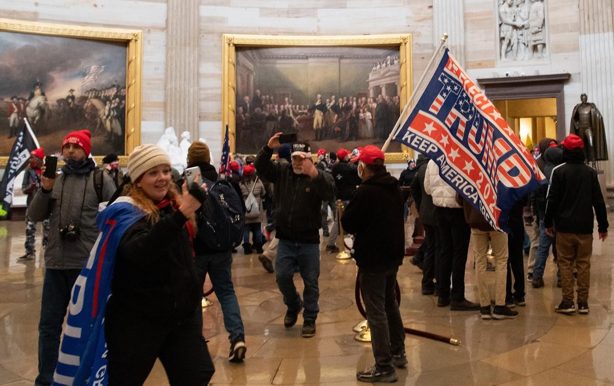 Susținătorii lui Trump, în clădirea Capitoliului, după confruntările cu forțele de ordine