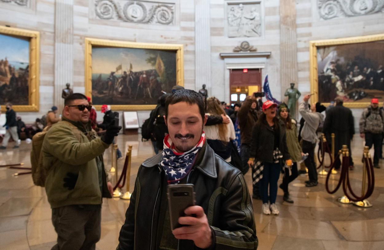 Protestatarii au intrat în clădirea Congresului, iar printre violențe, au avut timp să-și facă și selfie-uri