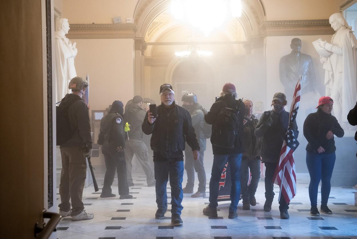 Protestatarii violenți au lăsat haos în urma lor, în clădirea Capitoliului