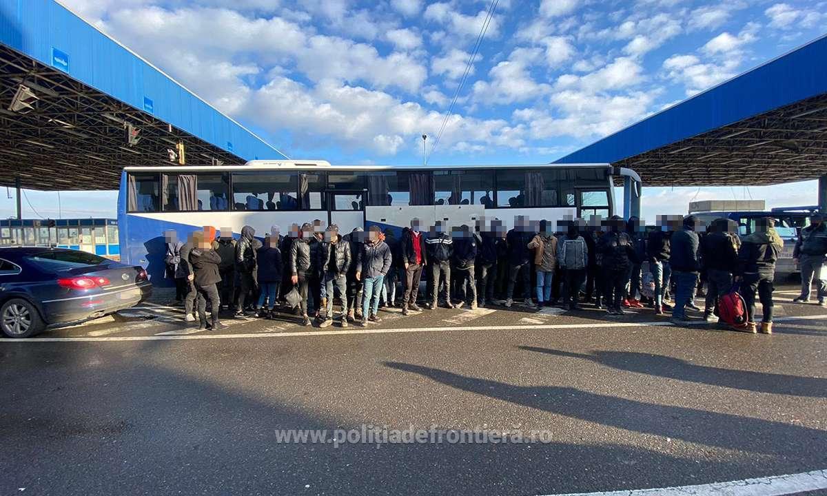 Camion plin cu migranţi, descoperit în apropiere de graniţa României cu Ungaria Ancheta continuă în cazul migranţilor descoperiţi la graniţa României cu Ungaria