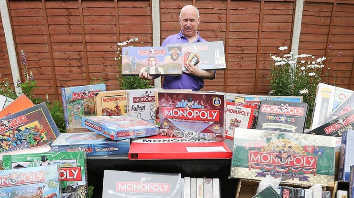 Un devotat al jocului, omul a dat nu mai puţin de 150.000 de lire sterline, pentru 3.029 de seturi Obiectivul acestuia a fost de a avea cea mai mare colecţie de Monopoly din întreaga lume