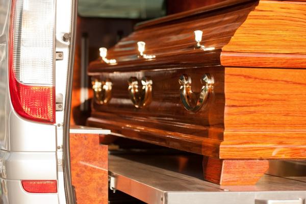 Familia a ajuns să înmormânteze un necunoscut