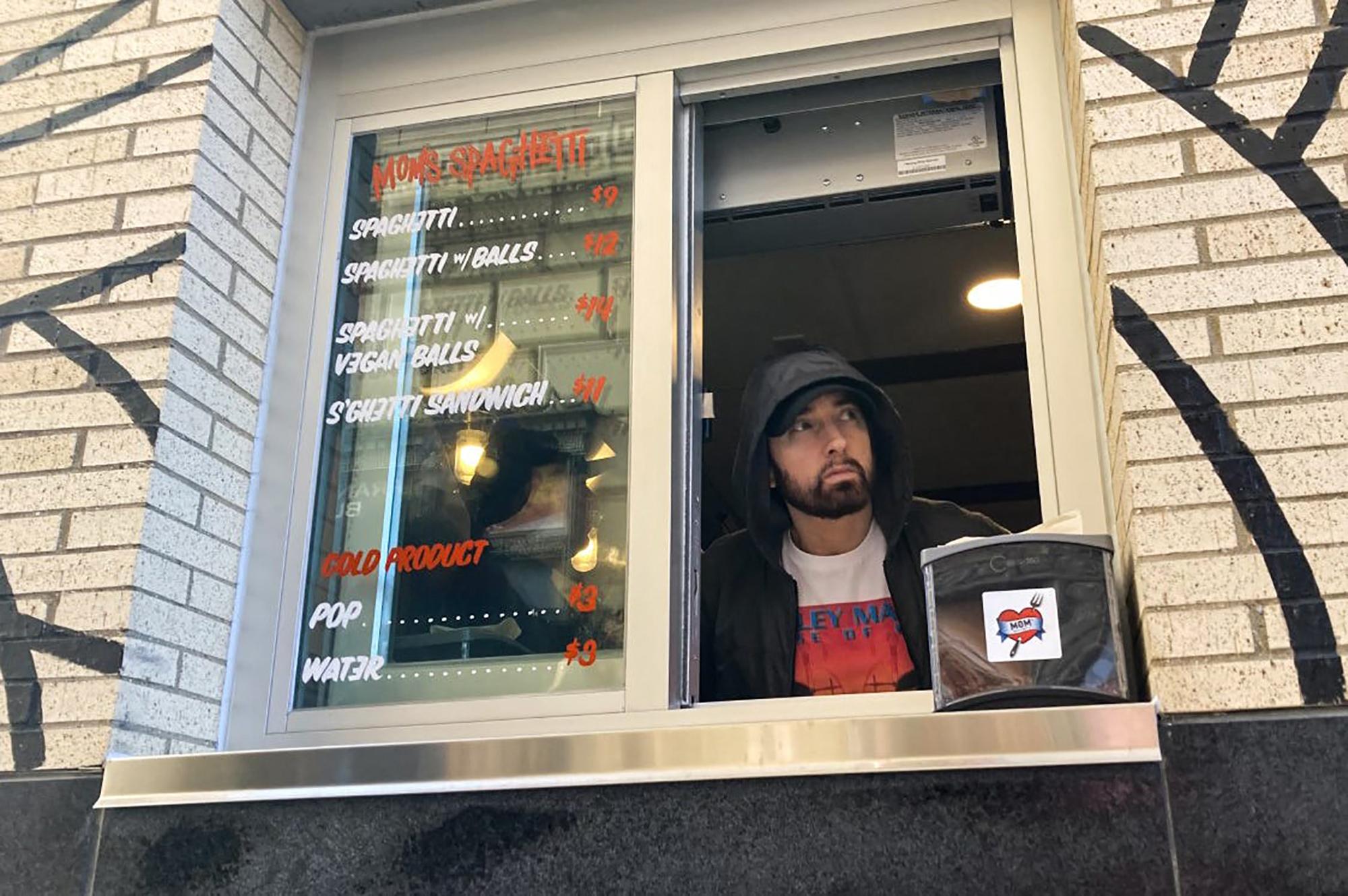 Eminem a vandut paste la restaurantul său din Detroit