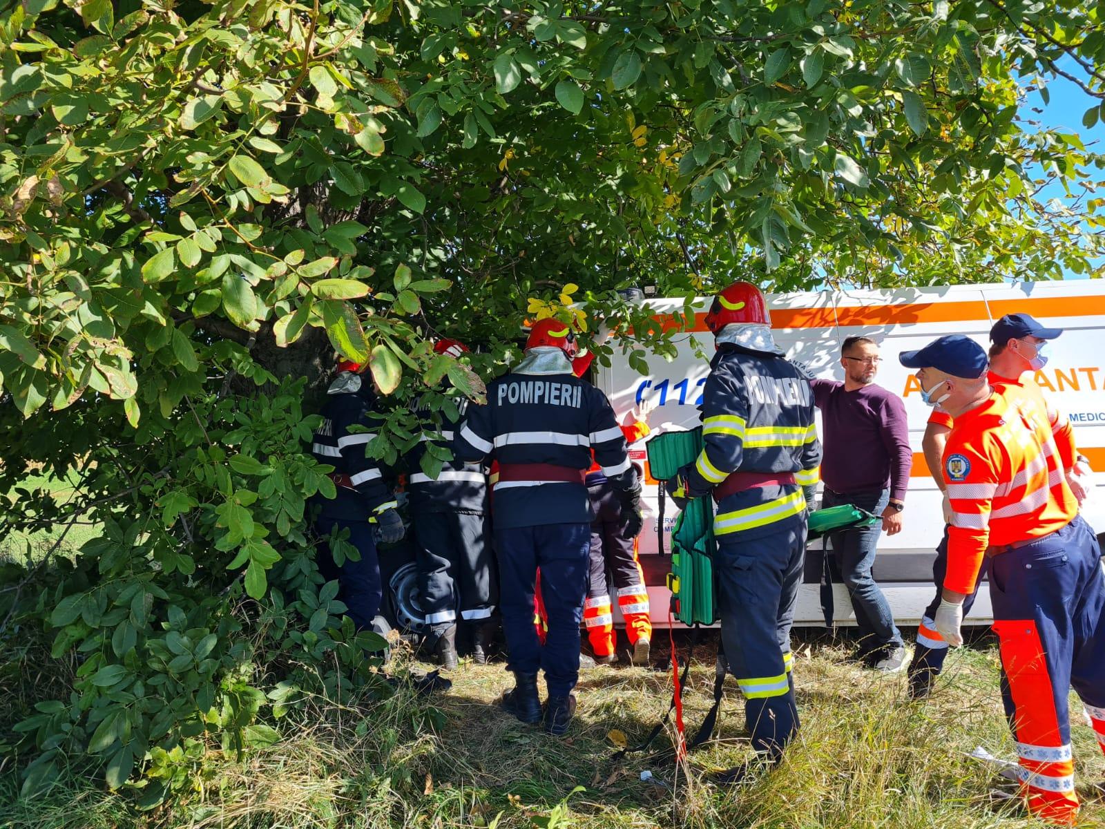 Ambulanţă proiectată într-un pom, după un accident cu o autoutilitară, în Neamţ. Patru persoane au fost rănite