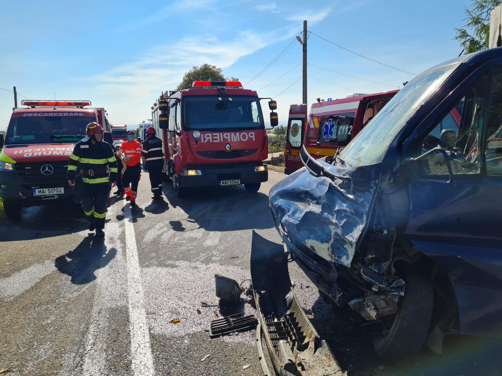Ambulanţă proiectată într-un pom, după un accident cu o autoutilitară, în Neamţ. Patru persoane au fost rănite