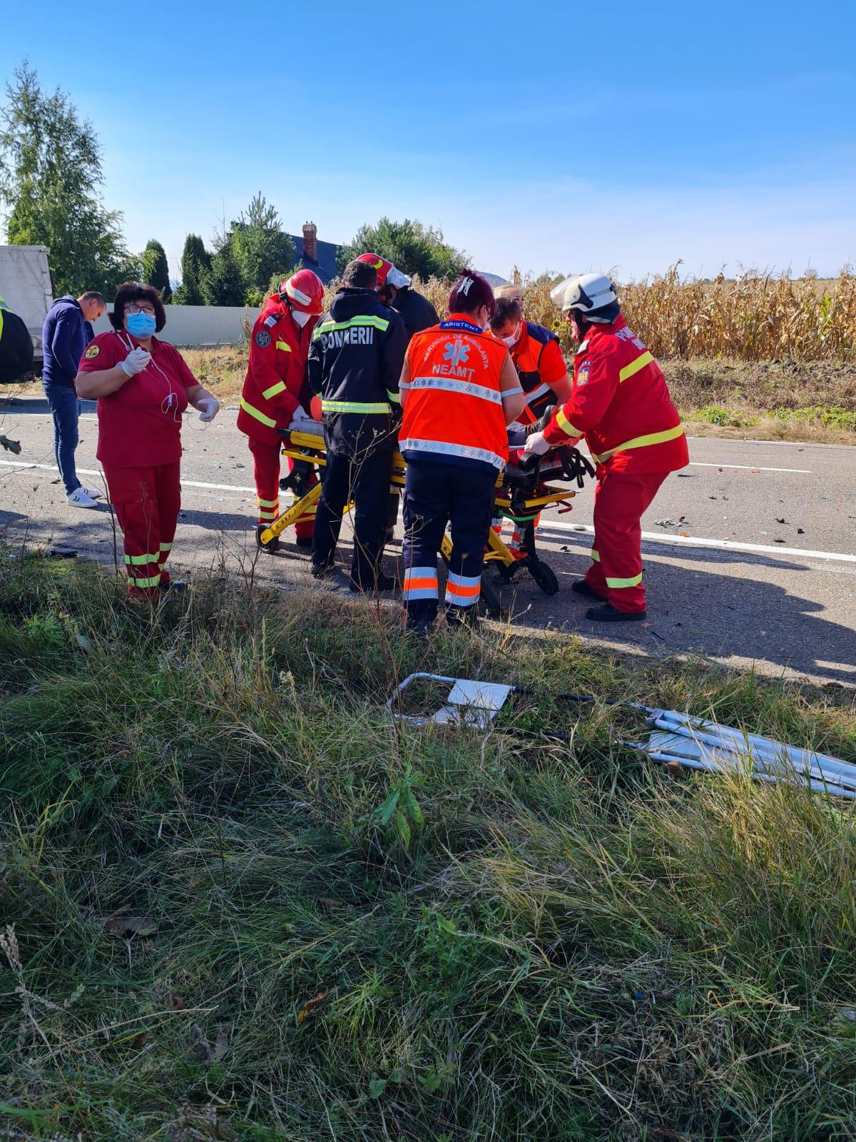 Ambulanţă proiectată într-un pom, după un accident cu o autoutilitară, în Neamţ. Patru persoane au fost rănite
