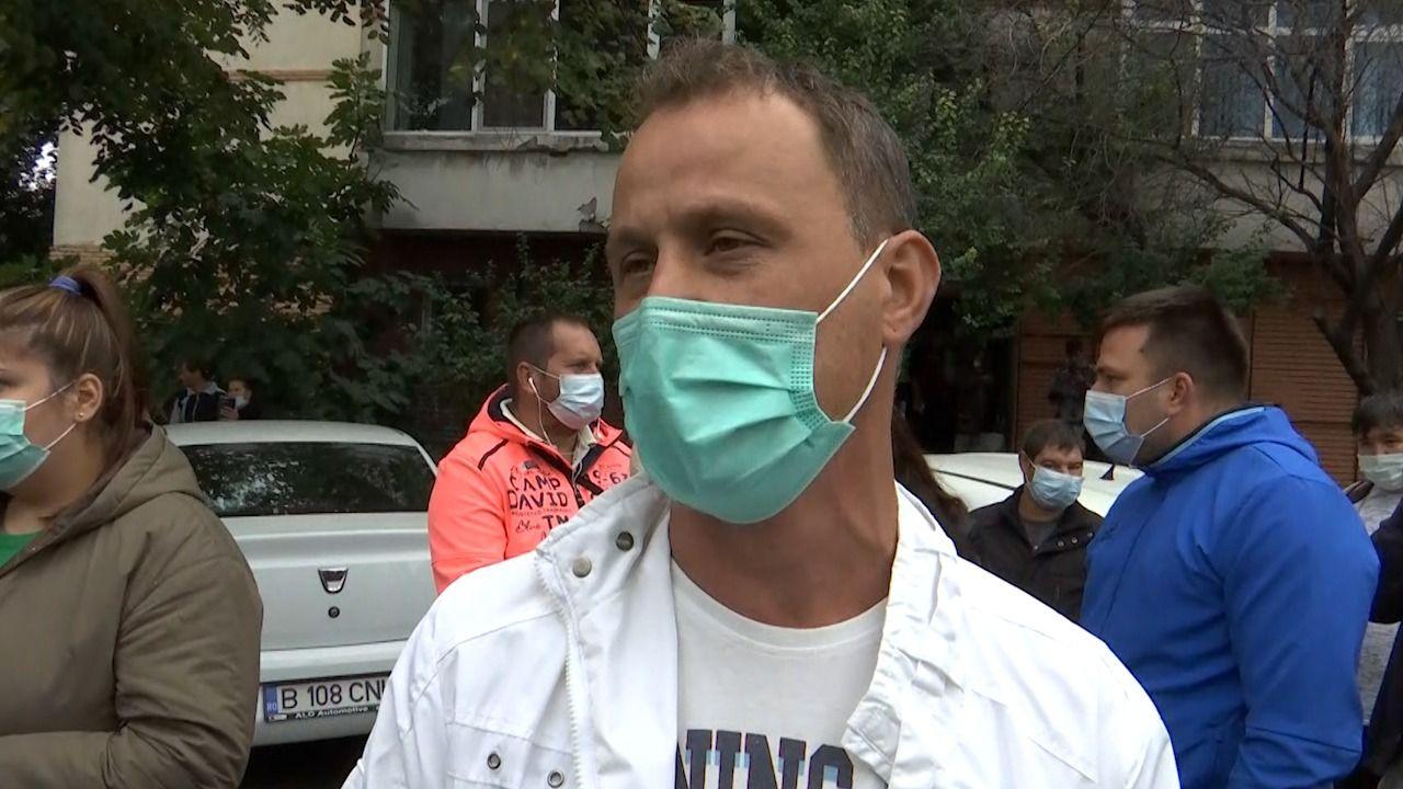 Un bărbat a izbucnit în plâns în curtea spitalului din Constanța: Am venit din Italia să o salvez pe mama, azi e ziua mea, nu știu dacă mai trăieşte