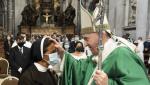 Călugăriţa columbiană răpită de jihadişti în 2017, întâmpinată de Papa Francisc după eliberare. Sacrificiul femeii, care a salvat două tinere