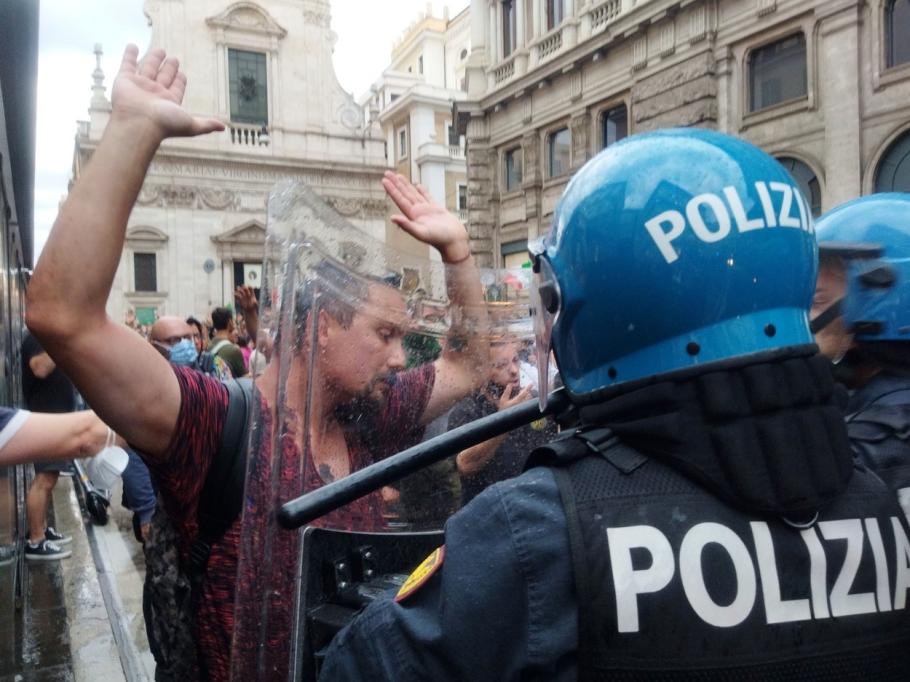Proteste în capitala Italiei faţă de „certificatul verde” COVID-19 care va fi obligatoriu pentru toţi angajaţii Proteste în capitala Italiei faţă de „certificatul verde” COVID-19 care va fi obligatoriu pentru toţi angajaţii