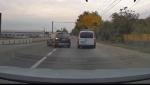 Accident devastator, evitat la limită. Un şofer care circula regulamentar, la un pas să fie spulberat de un altul care a depăşit pe linie continuă | VIDEO