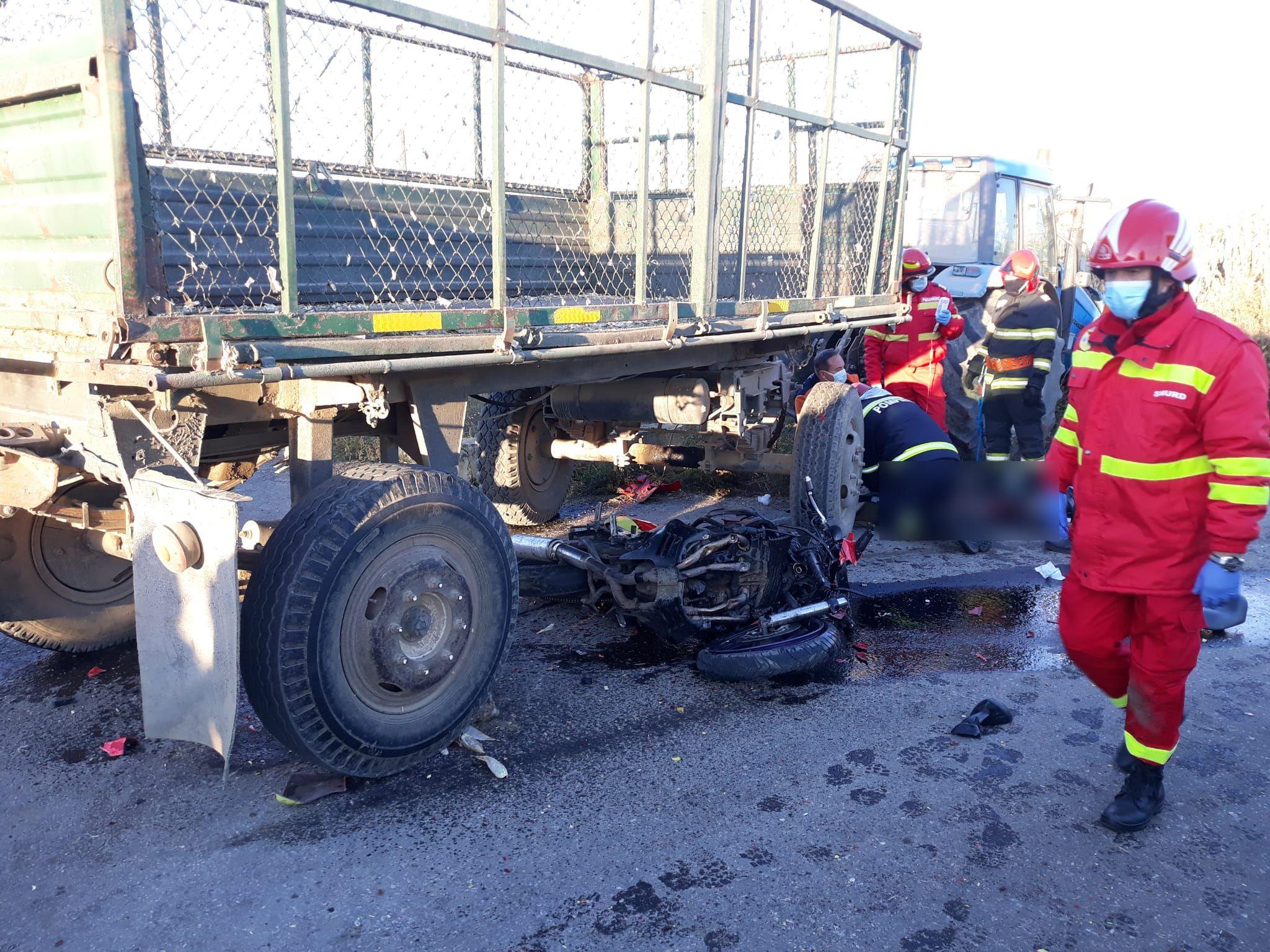 Un tânăr de 21 de ani, fără permis, a murit după ce a intrat cu motocicleta sub remorca unui tractor, în Suceava