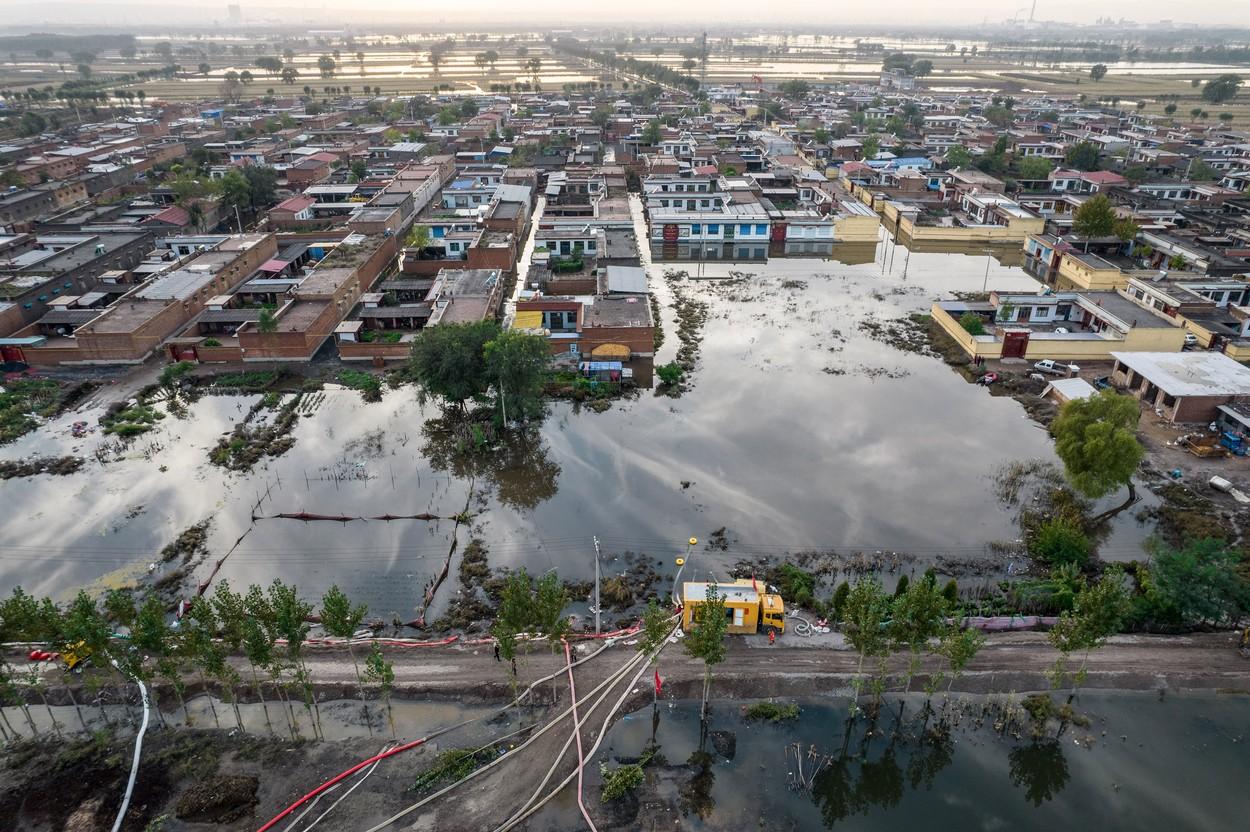 Aproape două milioane de oameni au fost afectaţi în urma inundaţiilor severe din nordul Chinei