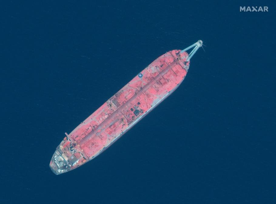 Un petrolier abandonat în 2017, în largul coastei de vest a Yemenului, riscă să lase 8 milioane de persoane fără acces la apă curentă Un petrolier abandonat în 2017, în largul coastei de vest a Yemenului, riscă să lase 8 milioane de persoane fără acces la apă curentă