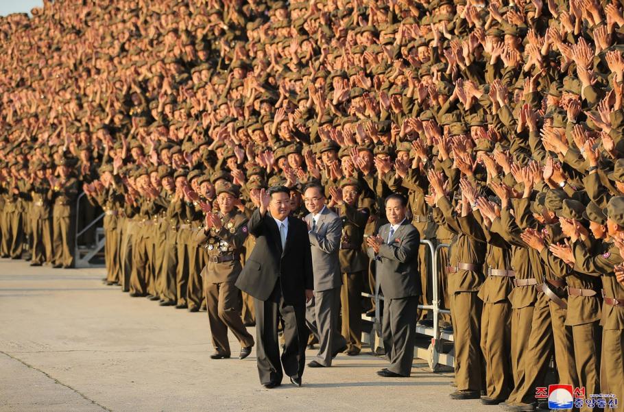 Kim Jong-un promite că va pune bazele unei armate invincibile și dă vina pe SUA pentru instabilitatea din peninsula coreeană Kim Jong-un promite că va pune bazele unei armate invincibile și dă vina pe SUA pentru instabilitatea din peninsula coreeană