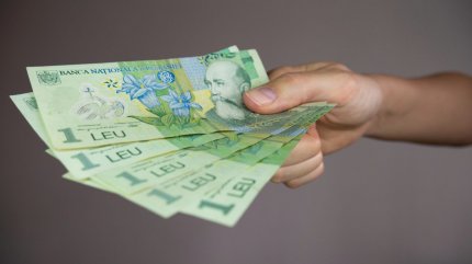 Salariul mediu net a fost de 3.487 de lei în august, în scădere cu 58 de lei față de luna precedentă:-1,6%