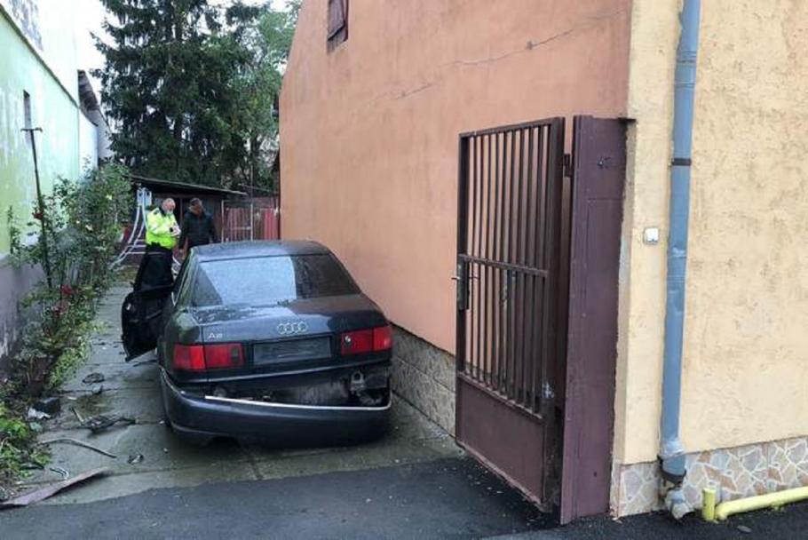 O femeie din Arad s-a trezit cu o maşină accidentată în curtea casei, fără numere de înmatriculare O femeie din Arad s-a trezit cu o maşină accidentată în curtea casei, fără numere de înmatriculare