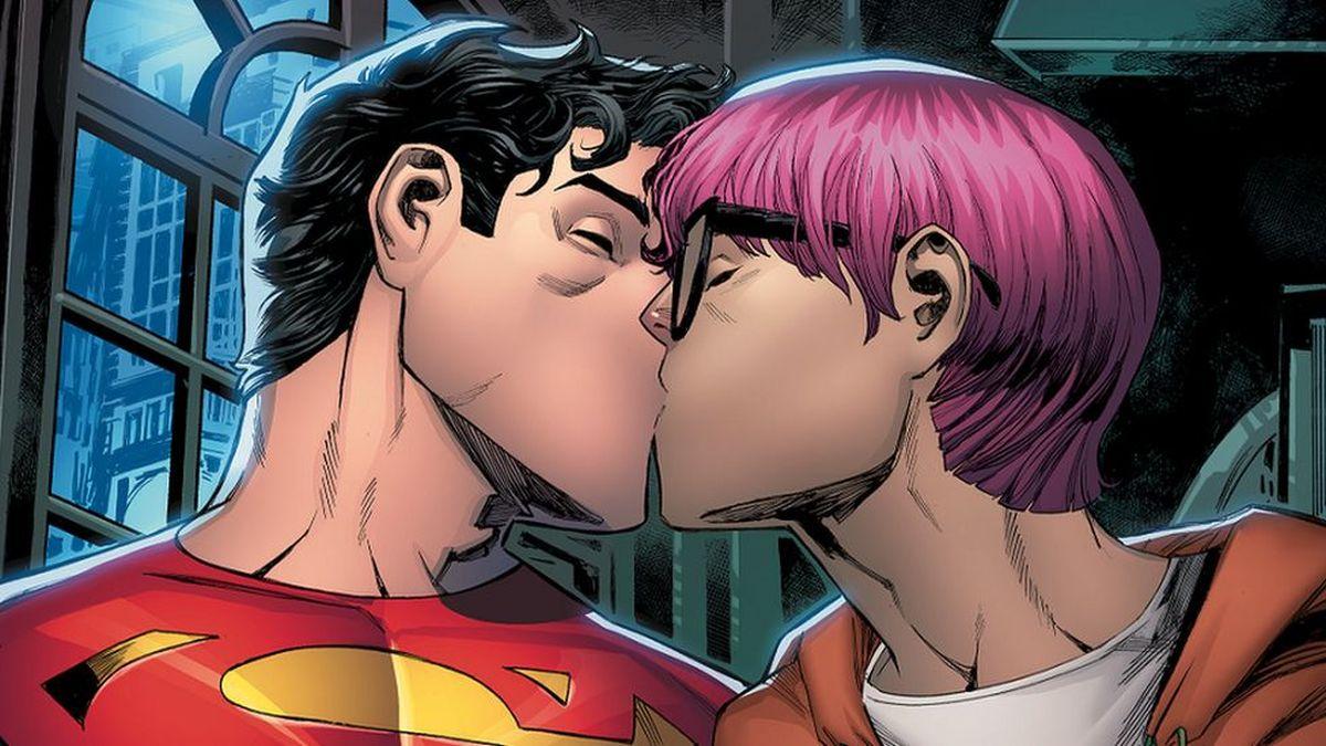 Superman este prezentat într-o relaţie cu prietenul său Jay Nakamura