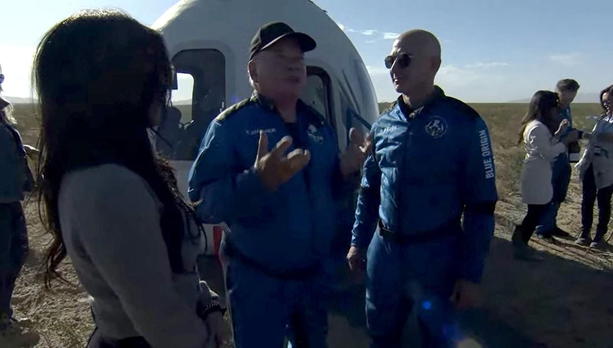 Al doilea zbor al Blue Origin a revenit pe Pământ. William Shatner, celebrul actor din "Star Trek", cel mai vârstnic om care ajunge în spaţiu Al doilea zbor al Blue Origin a revenit pe Pământ. William Shatner, celebrul actor din "Star Trek", cel mai vârstnic om care ajunge în spaţiu