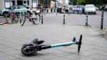 Trotinetă electrică, pe care se aflau două fete de 13 ani, spulberată de un Mercedes. Una dintre copile a intrat în comă, în Italia